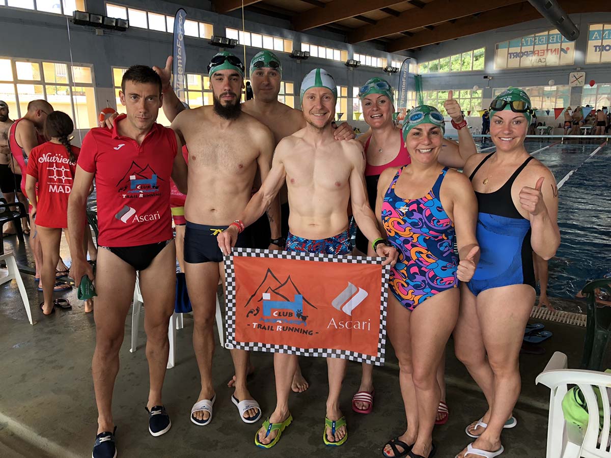 Los miembros del club en la piscina municipal cubierta.