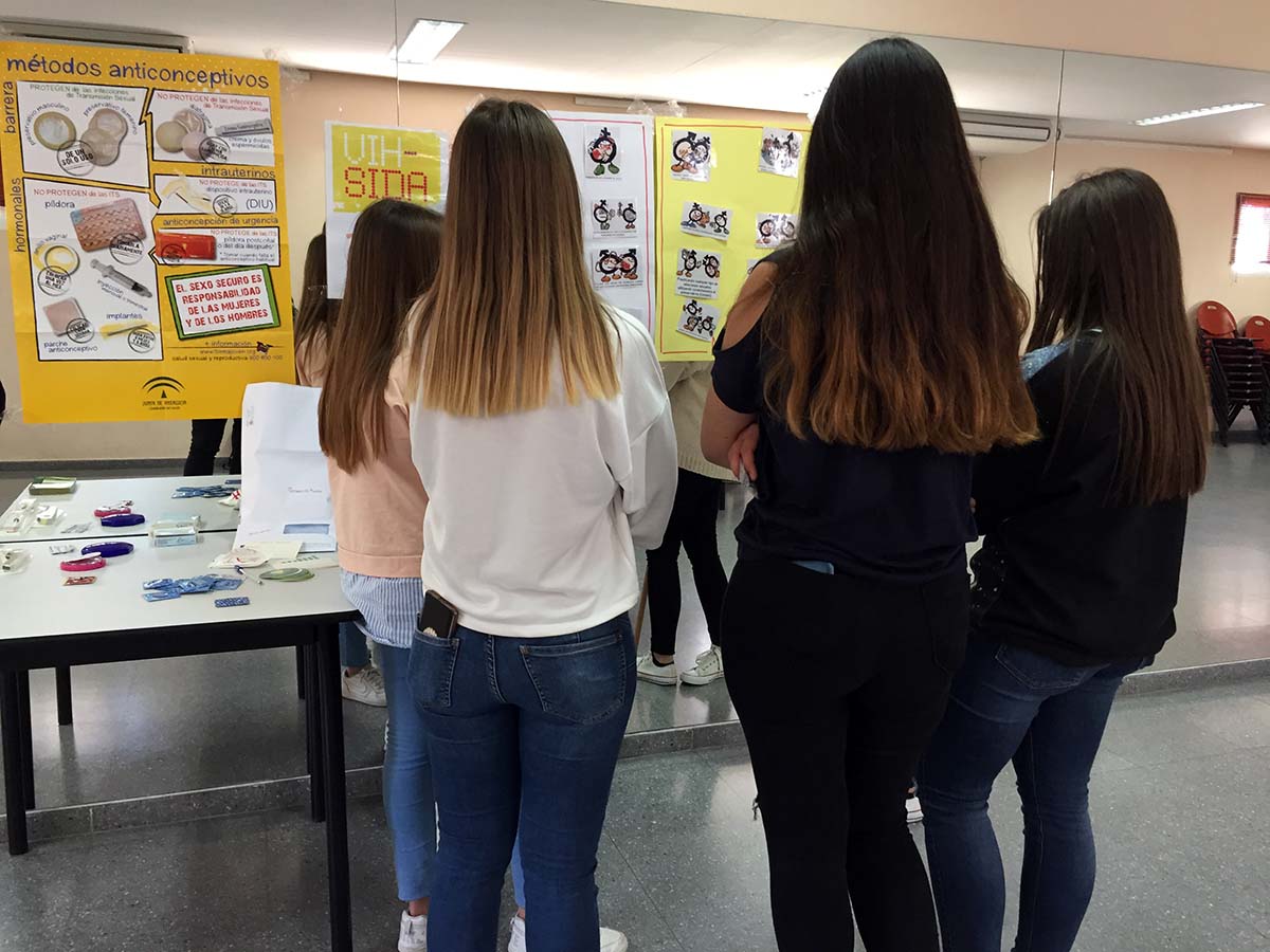 Varias chicas en las jornadas sobre hábitos saludables organizadas por el Área Sanitaria Serranía.