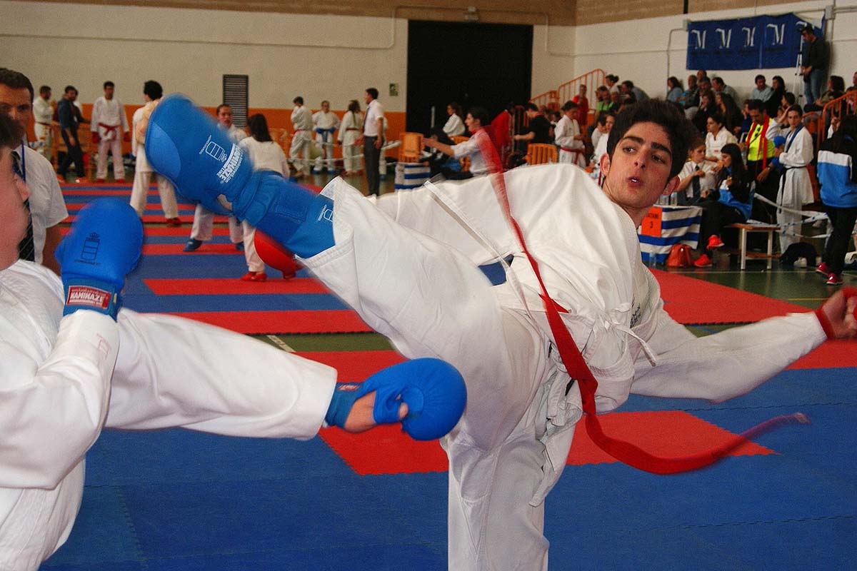 Uno de los karatecas rondeños durante la competición de Algarrobo.