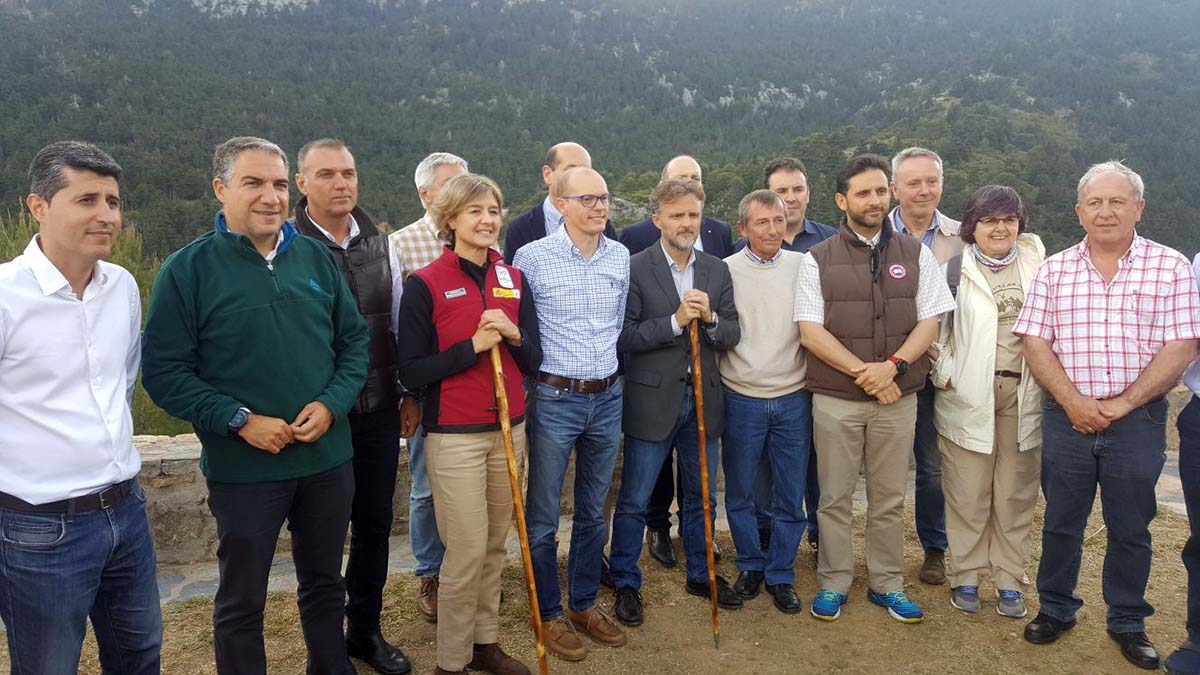 La ministra junto a cargos provinciales y alcaldes de la Sierra de las Nieves.
