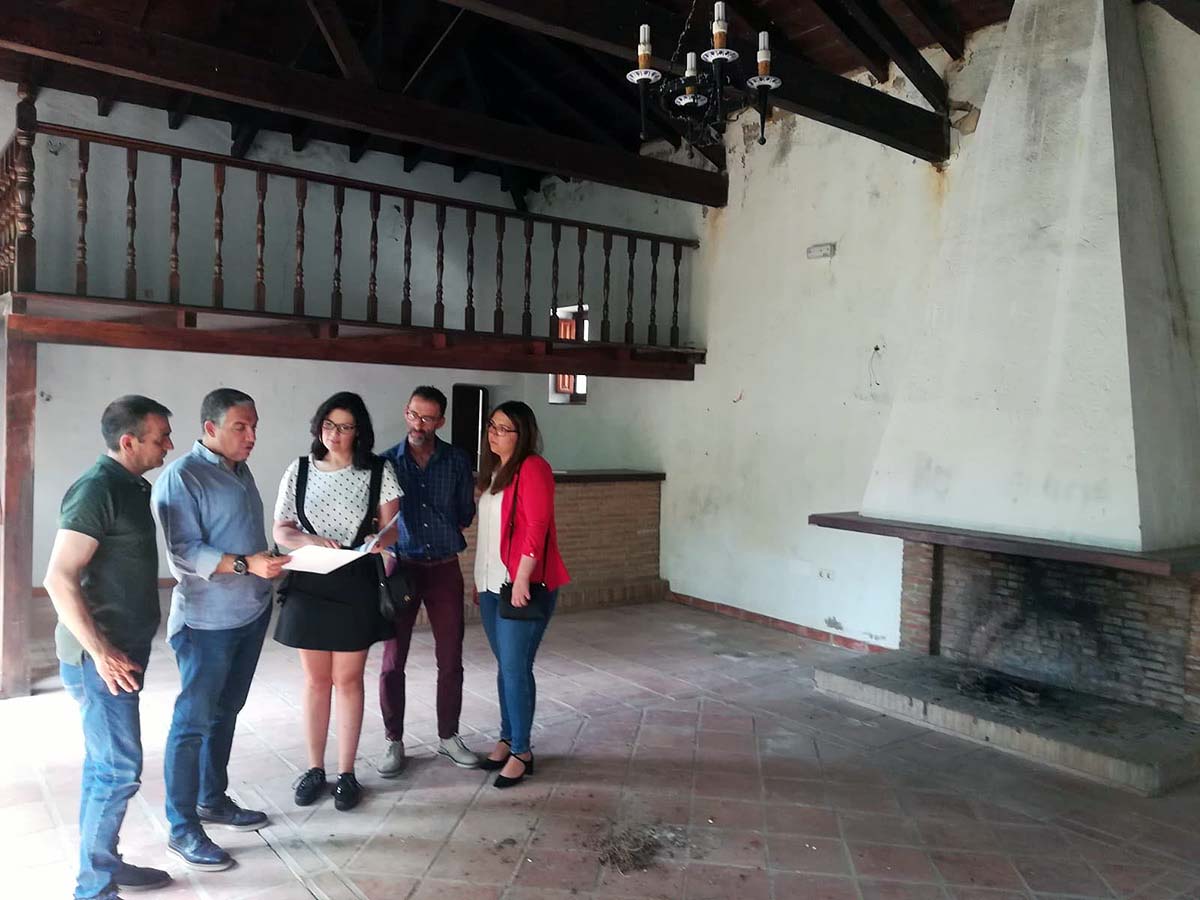 El presidente de Diputación junto a la alcaldesa y concejales de Benaoján en el futuro museo.