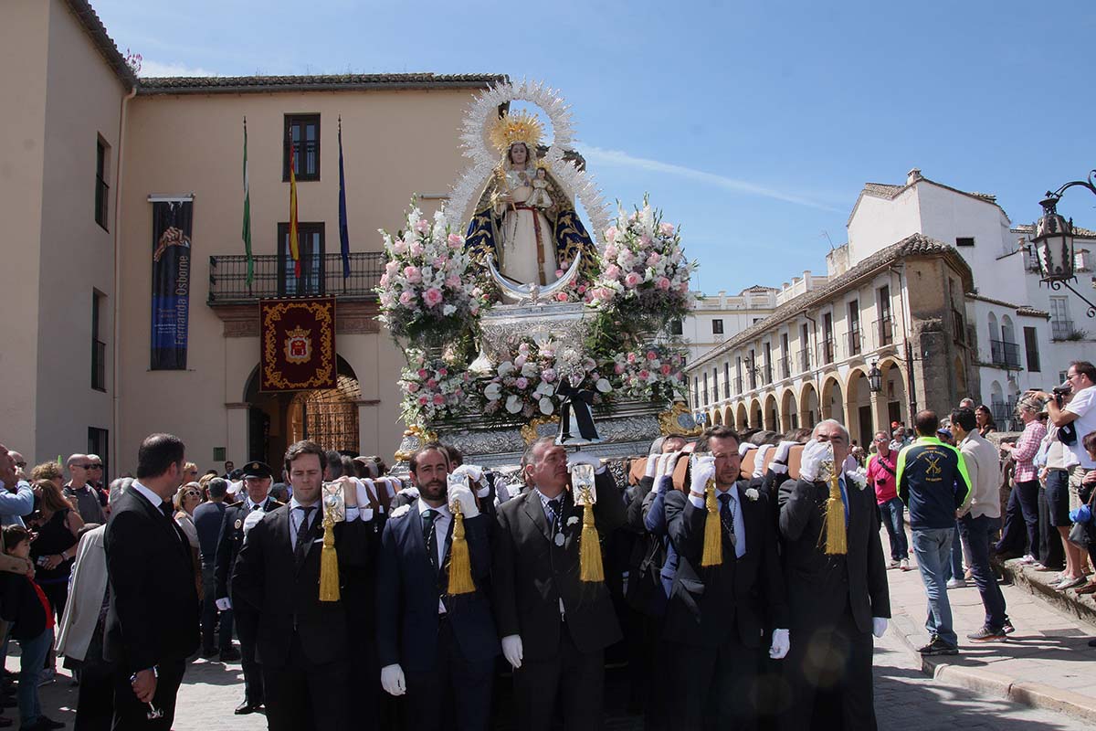 La Patrona de Ronda ha recorrido hoy las calles de la ciudad en un día soleado.
