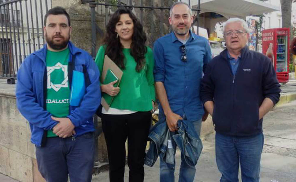La parlamentaria andaluza junto a responsables provinciales y locales de Podemos.