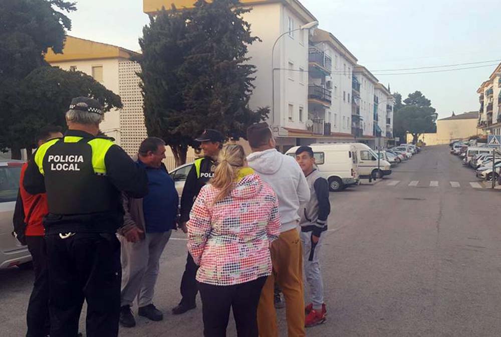 Policías locales en la barriada de El Fuerte en un servicio rutinario.