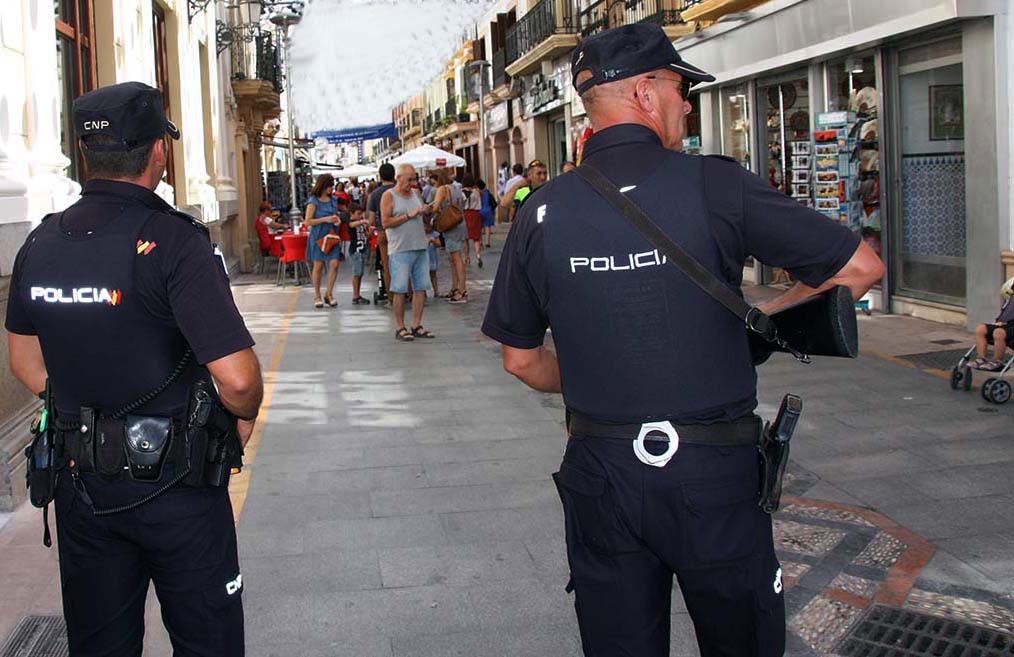 La Policía Nacional de Ronda detiene a dos ladrones tras asaltar a una mujer en el portal de su edificio para robarle el bolso