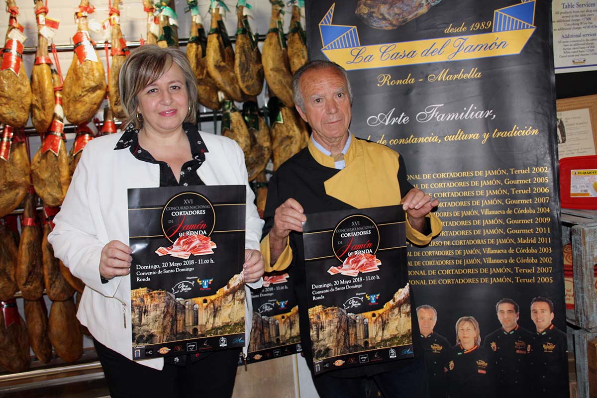 La concejal de Turismo, Isabel Barriga, y el responsable de la Casa del Jamón en la presentación del evento.