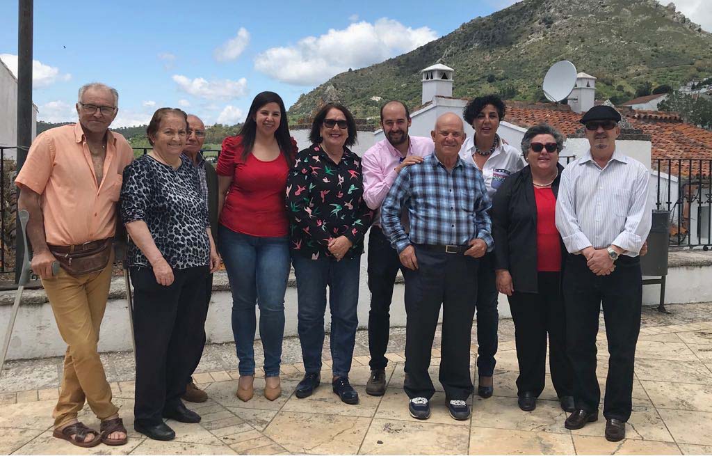 Responsables provinciales del PSOE con los miembros de la nueva ejecutiva de Gaucín.