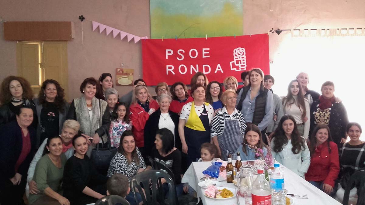 Foto de grupo de mujeres socialistas durante el almuerzo celebrado este martes.