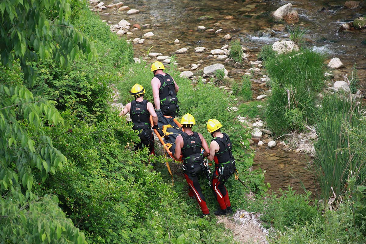 Actuación de los bomberos en el fondo del Tajo para rescatar a un accidentado.