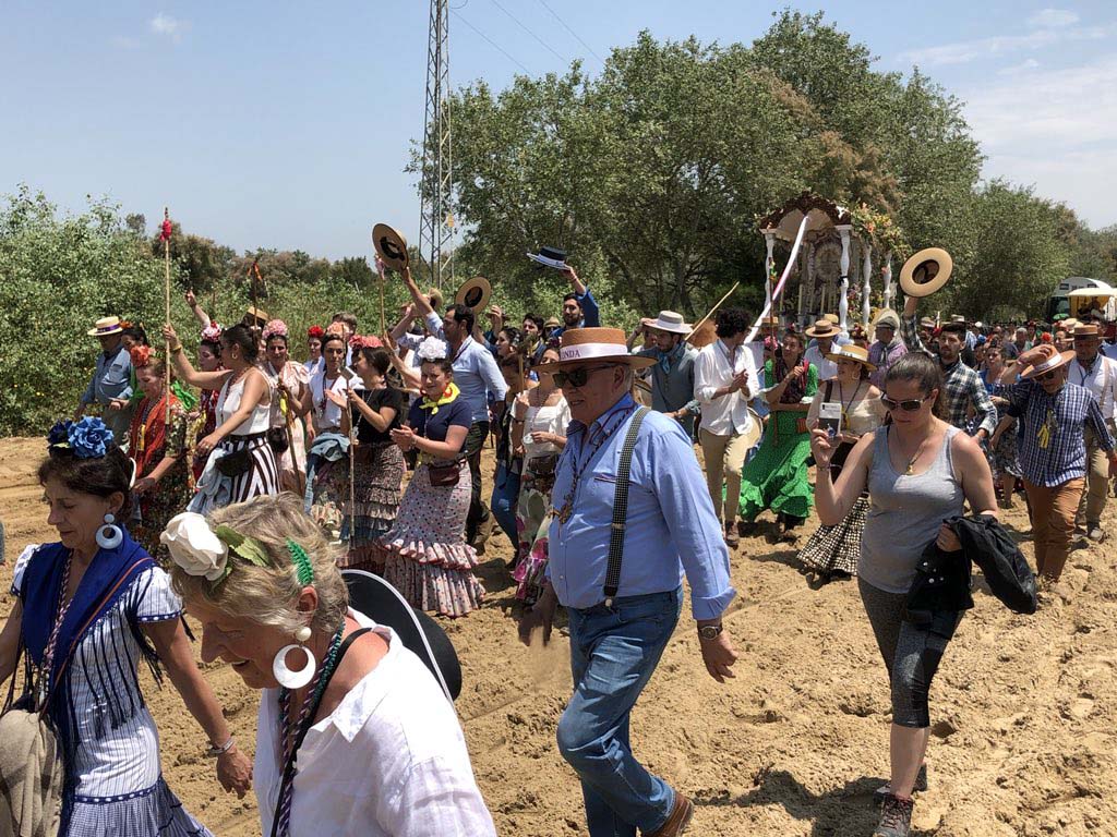 Este es el momento en el que los rocieros rondeños entran en la aldea rociera tras cruzar el Ajolí.