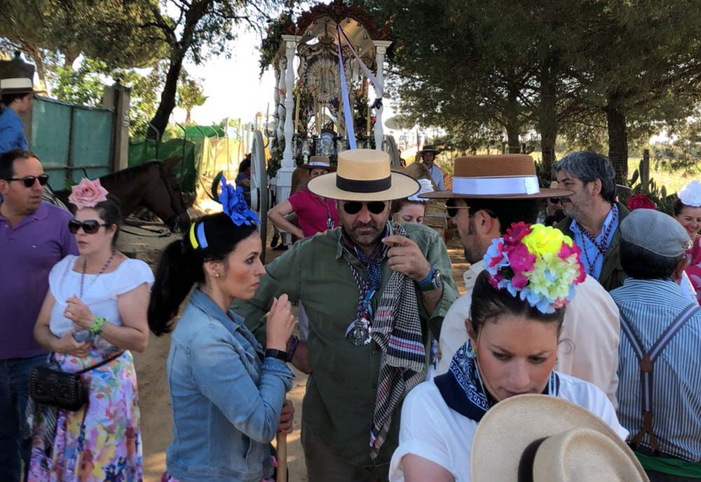 Momento en el que los romeros rondeños hacen su entrada en la Raya Real. Foto Paco Mena.