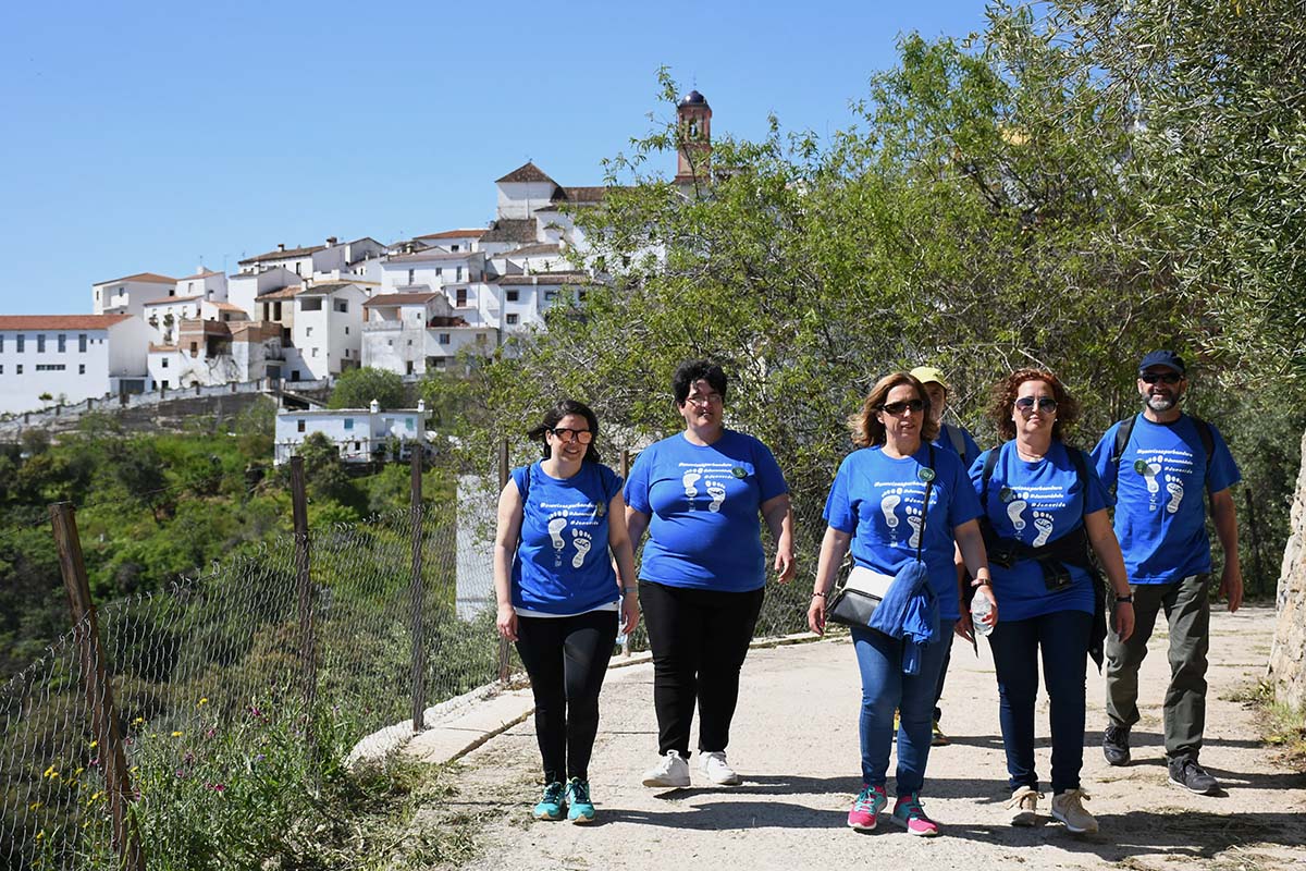 Vecinos de Algatocín en una de las rutas solidarias que se celebraron este domingo.