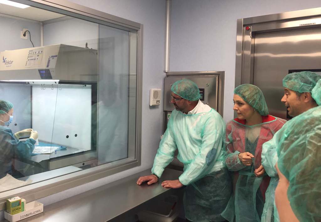 La delegada territorial de Salud y el gerente del Hospital en una de las salas blancas.