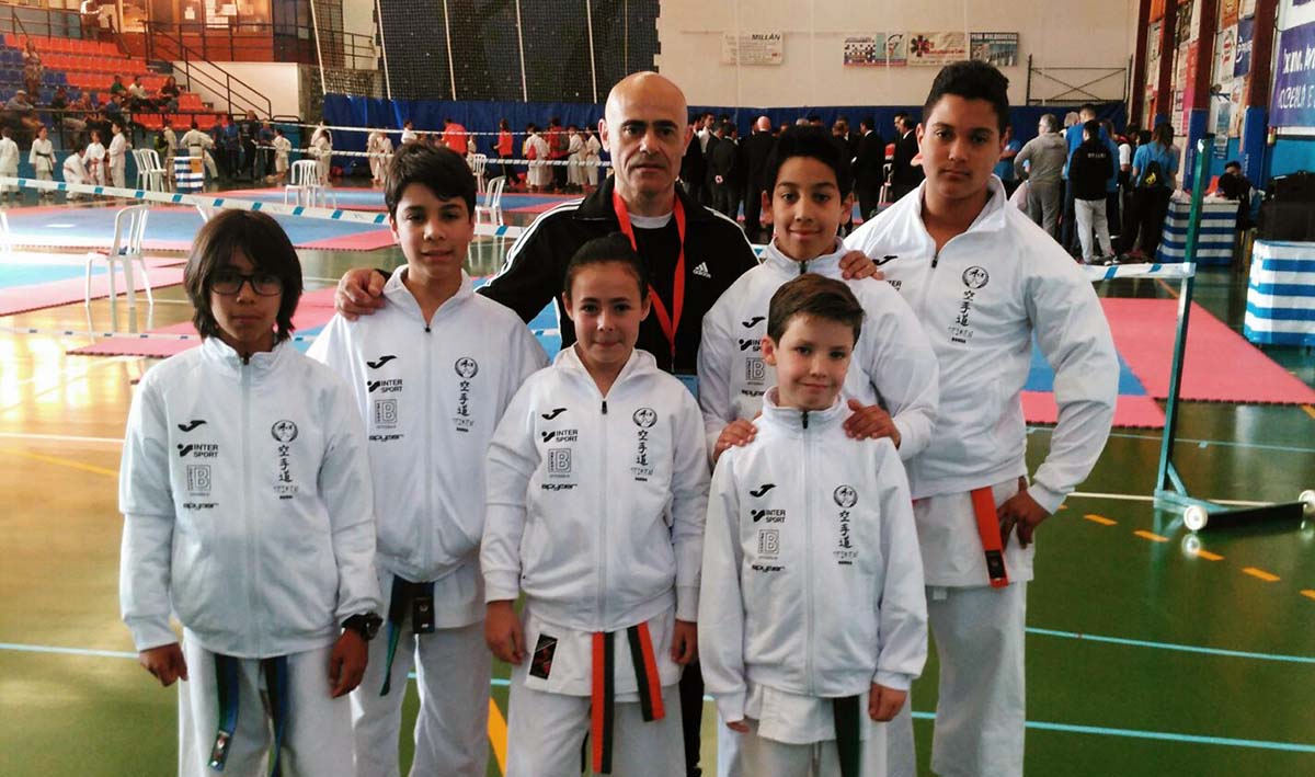 Los seis deportistas rondeños junto a su preparador en el campeonato de Coín.