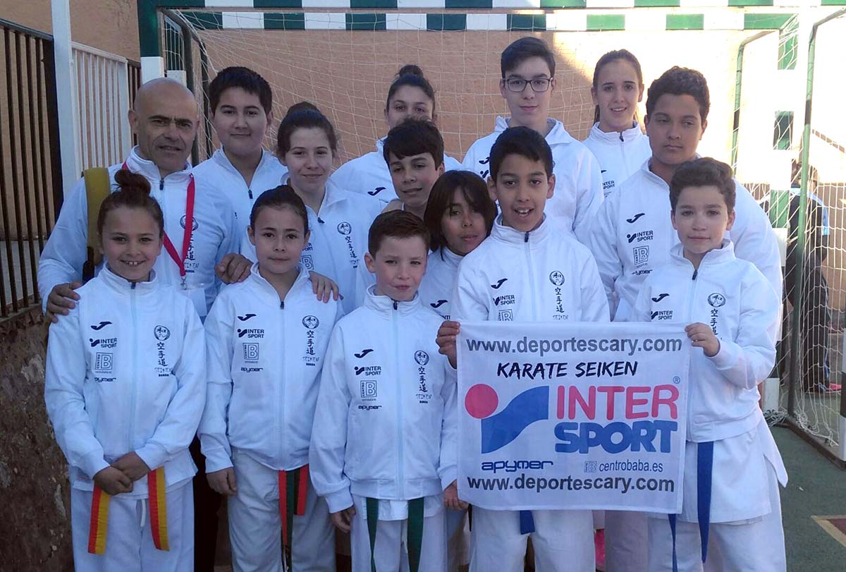 Los karatecas rondeños que participaron en el campeonato de Istán.