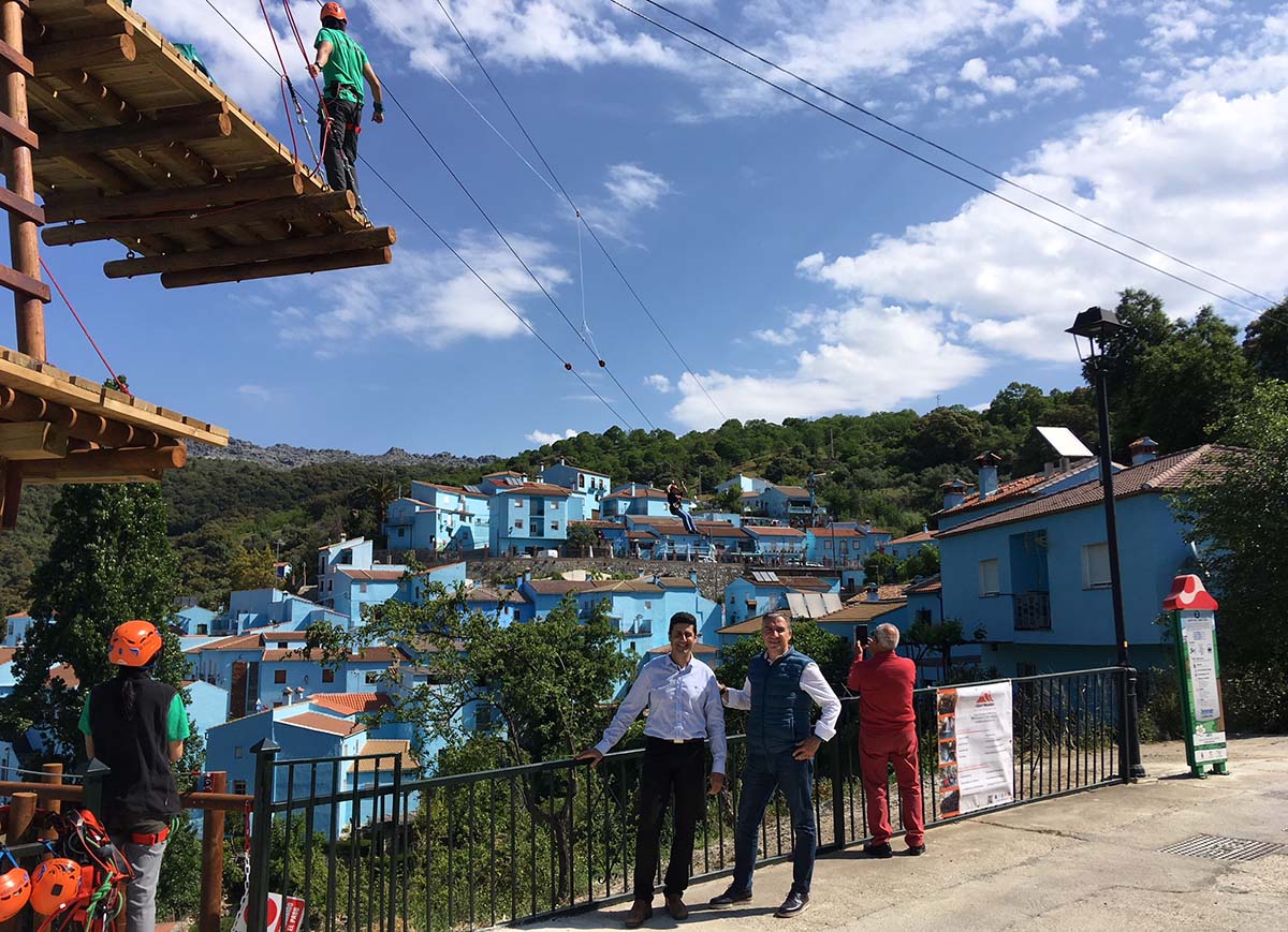 La ‘aldea azul’ de Júzcar pone en marcha una serie de atracciones al aire libre con un plan turístico de la Diputación