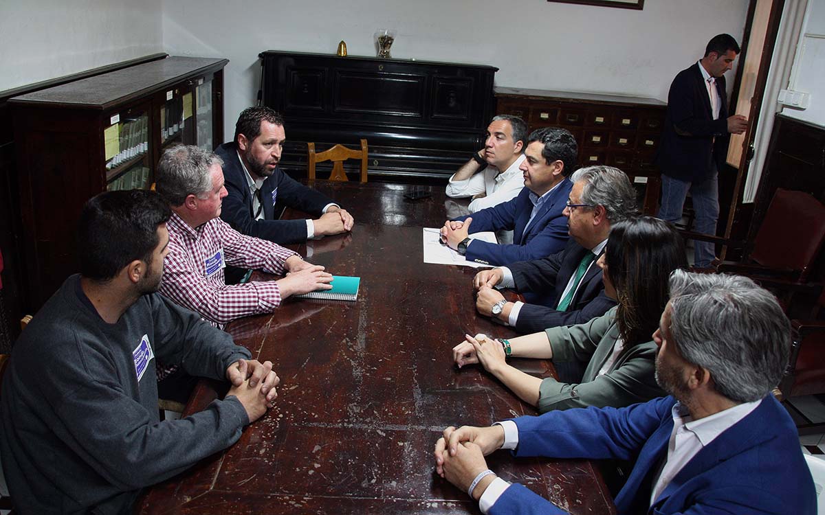 El encuentro se ha mantenido de forma improvisada en la biblioteca del Casino de Ronda.