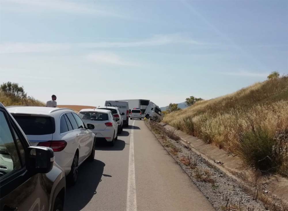 La colisión entre el camión y el turismo ha tenido lugar en el término municipal de Teba.