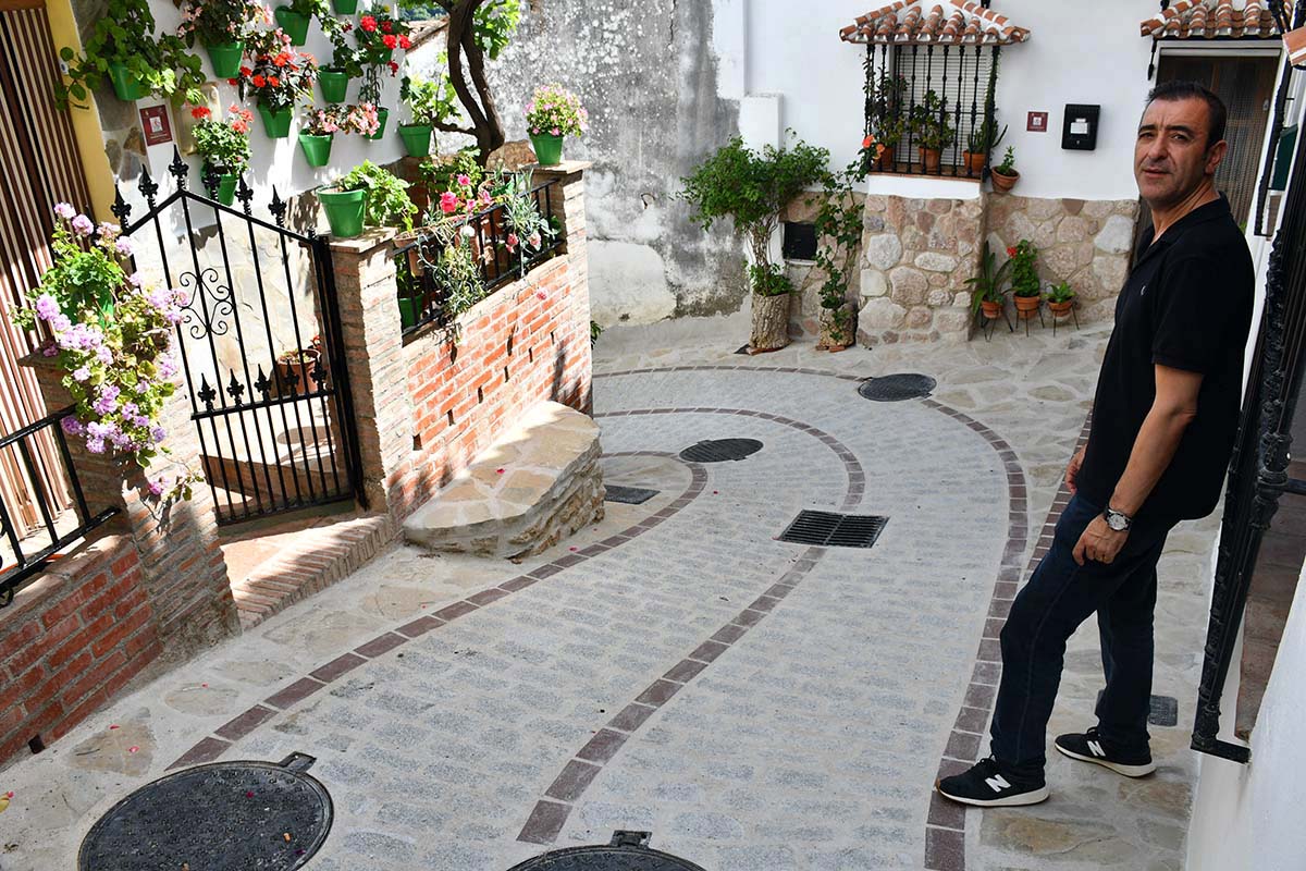 El alcalde de Benalauría muestra una de las calles que han sido recientemente mejoradas.