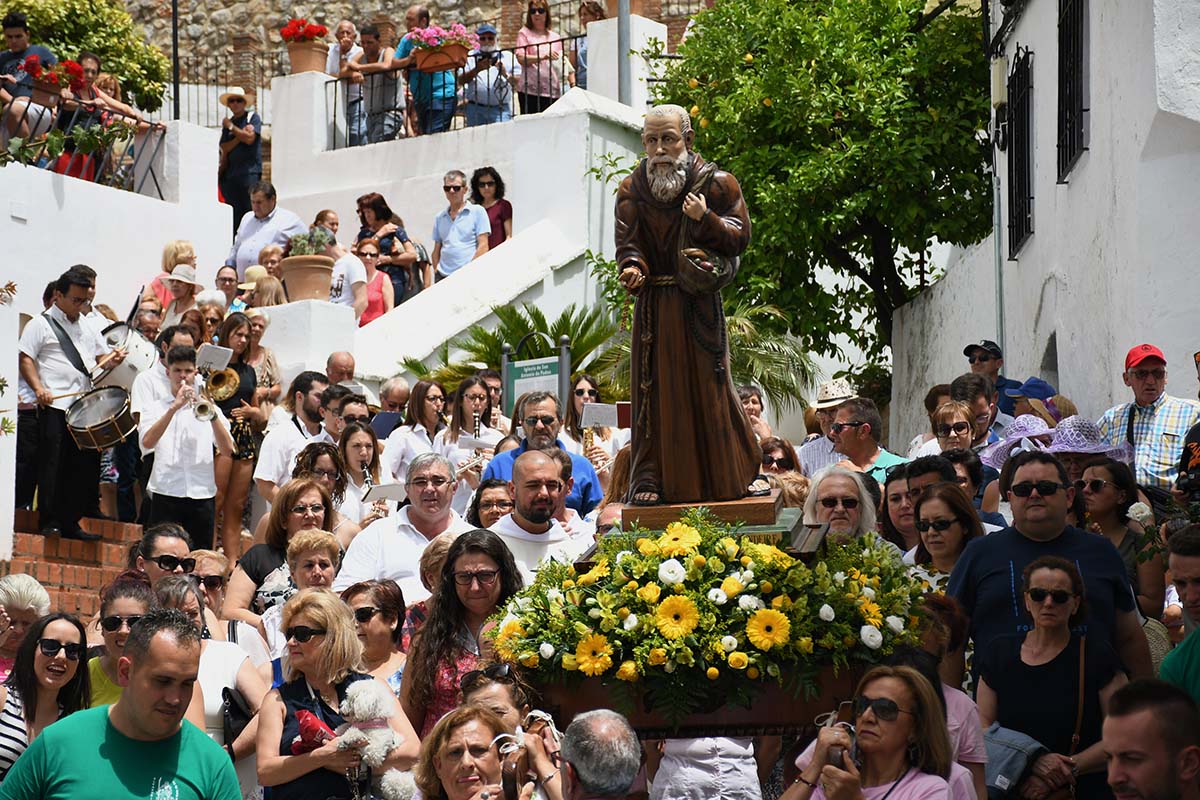 Numerosas personas acompañarán al Beato durante la procesión que recorrerá el pueblo. Archivo.