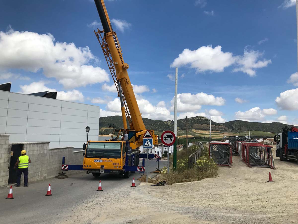 Los trabajos de retirada de la antena se realizaron este pasado jueves.