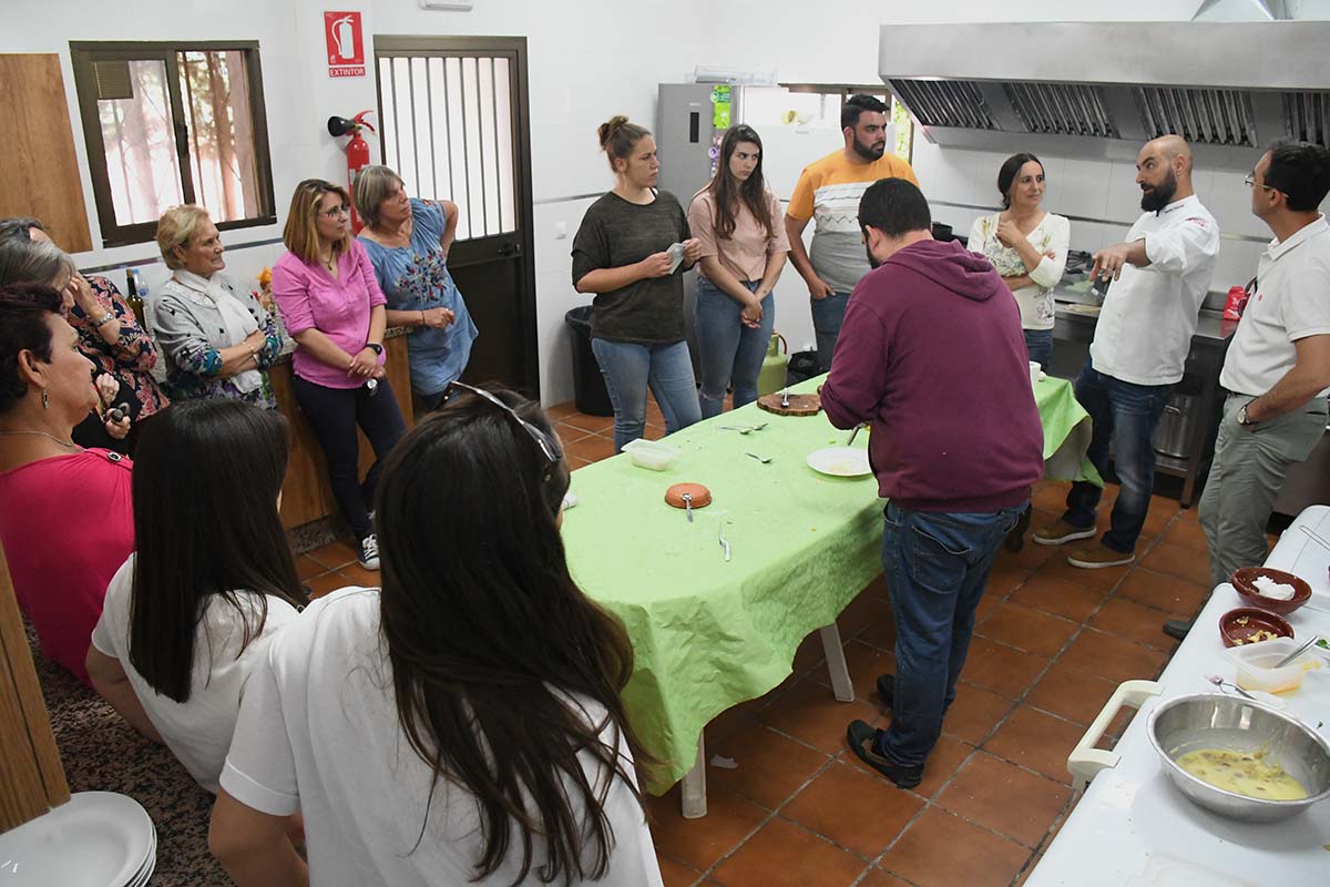 Benito Gómez durante la clase magistral que ofreció a los alumnos del taller de cocina con castañas.