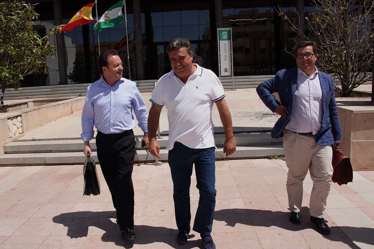 El alcalde, en el centro, junto a dos abogados tras haber prestado declaración ante la juez por este caso.
