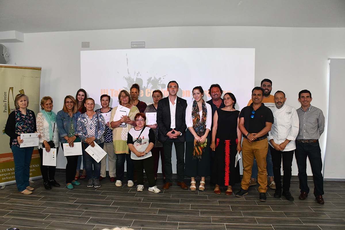 Autoridades locales y provinciales, cocineros y alumnos del taller celebrado en Jubrique.