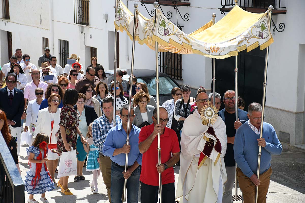 Un momento de la procesión del Corpus en el municipio serrano de Cartajima.