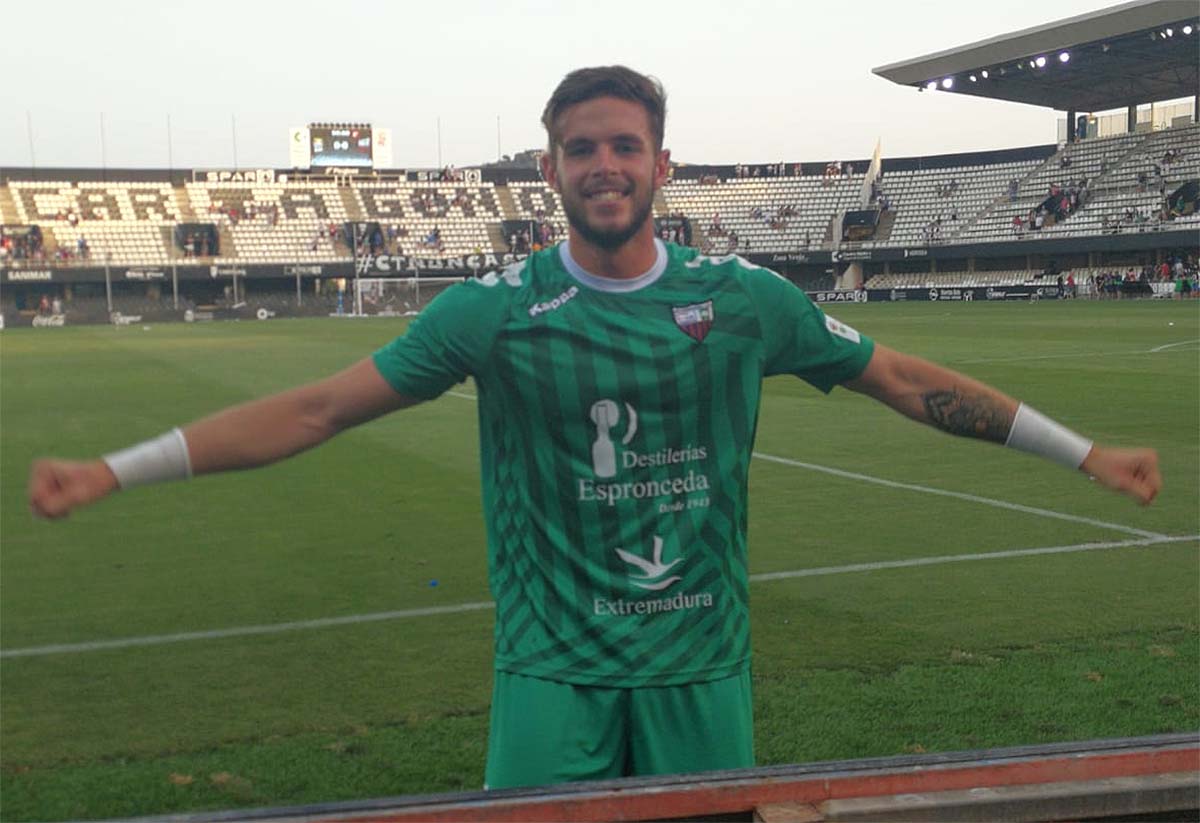 El guardameta rondeño celebrando el ascenso este domingo.