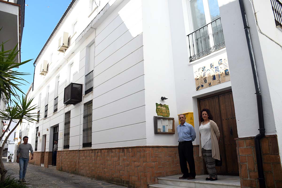 El edificio de usos múltiples se encuentra situado en el centro del municipio.