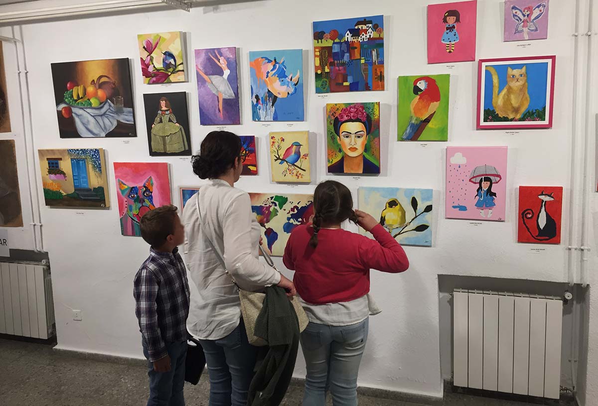 Una exposición recoge todos los trabajos realizados en los diferentes talleres socioculturales de este año