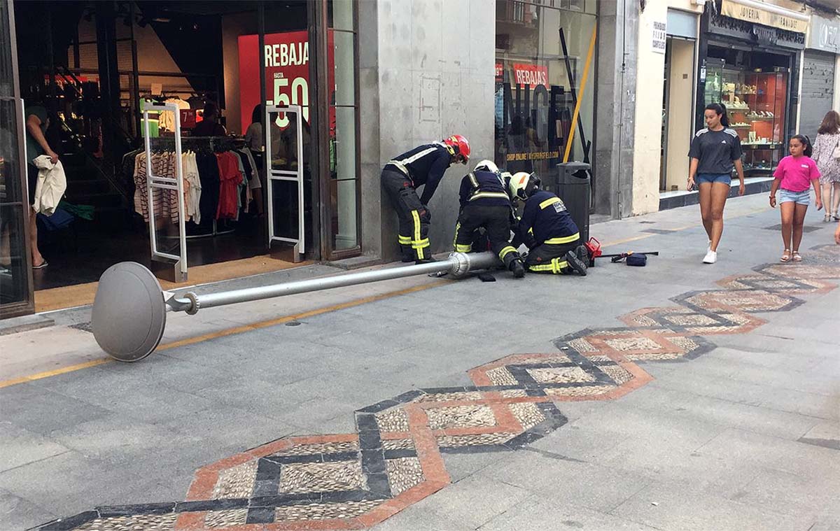 Los bomberos han procedido a retirar la farola que se ha desplomado esta tarde.