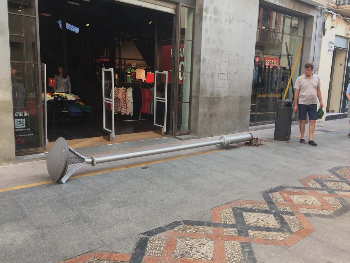 Imagen tomada minutos después de desplomarse la farola en el primer tramo de carrera Espinel.