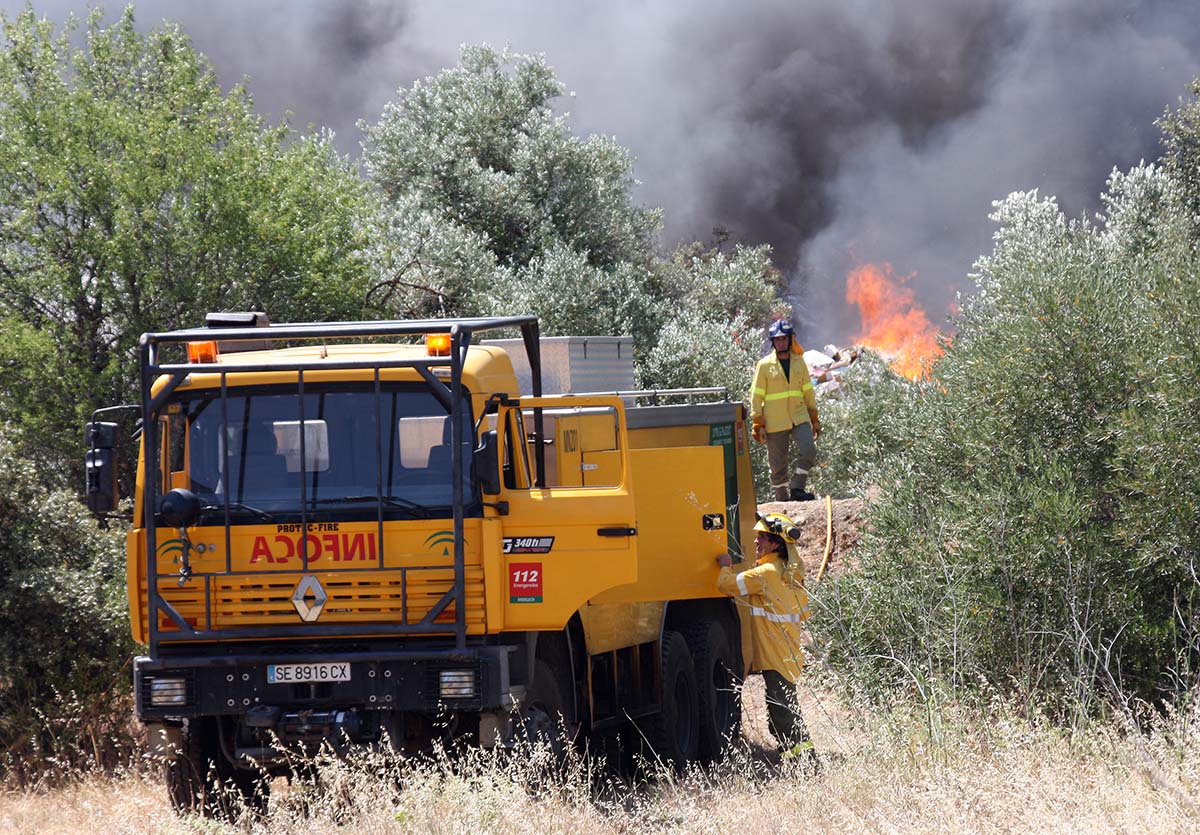 Efectivos del CEDEFO de Ronda apagando un fuego en parajes de la Serranía,