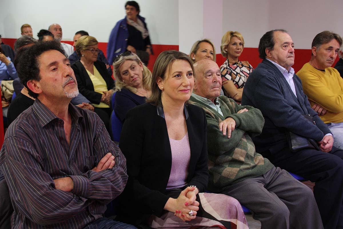 Isabel Aguilera en un reciente encuentro con militantes donde explicó su proyecto político.
