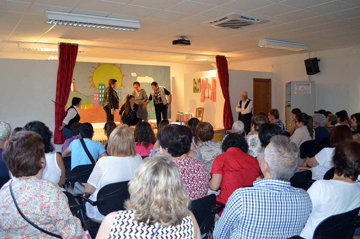 Numerosos vecinos han participado en los pases de esta obra de teatro.