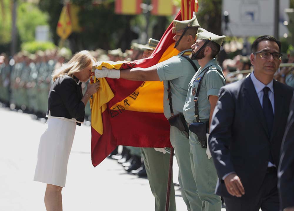 El Tercio de la Legión de Ronda participa en una multitudinaria jura de bandera civil en Marbella