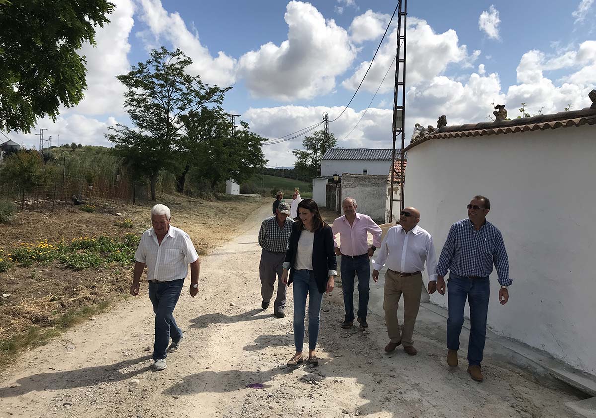 Fernández junto a otros ediles del PP se han entrevistado hoy con los vecinos de Puerto Saúco.