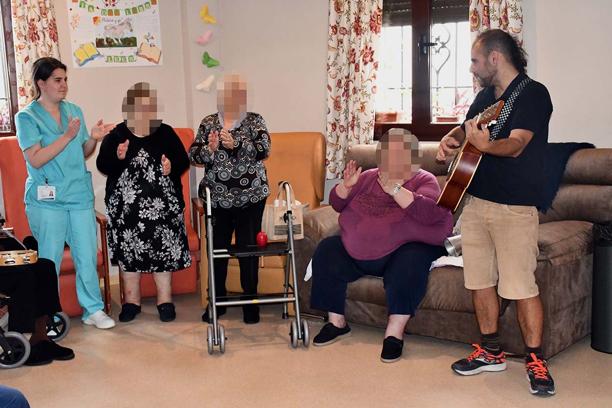 Un momento de la actividad musical celebrada en la residencia de personas mayores.
