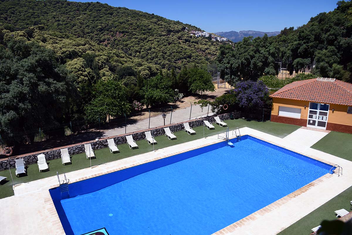 La piscina de Pujerra, además de unas magníficas instalaciones, cuenta con un paisaje inigualable.