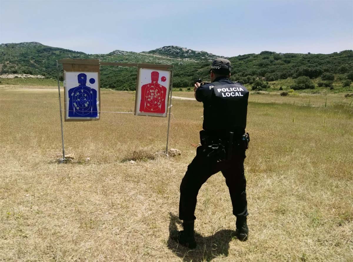 Un agente de la Policía Local de ronda realizando prácticas de tiro con dianas.