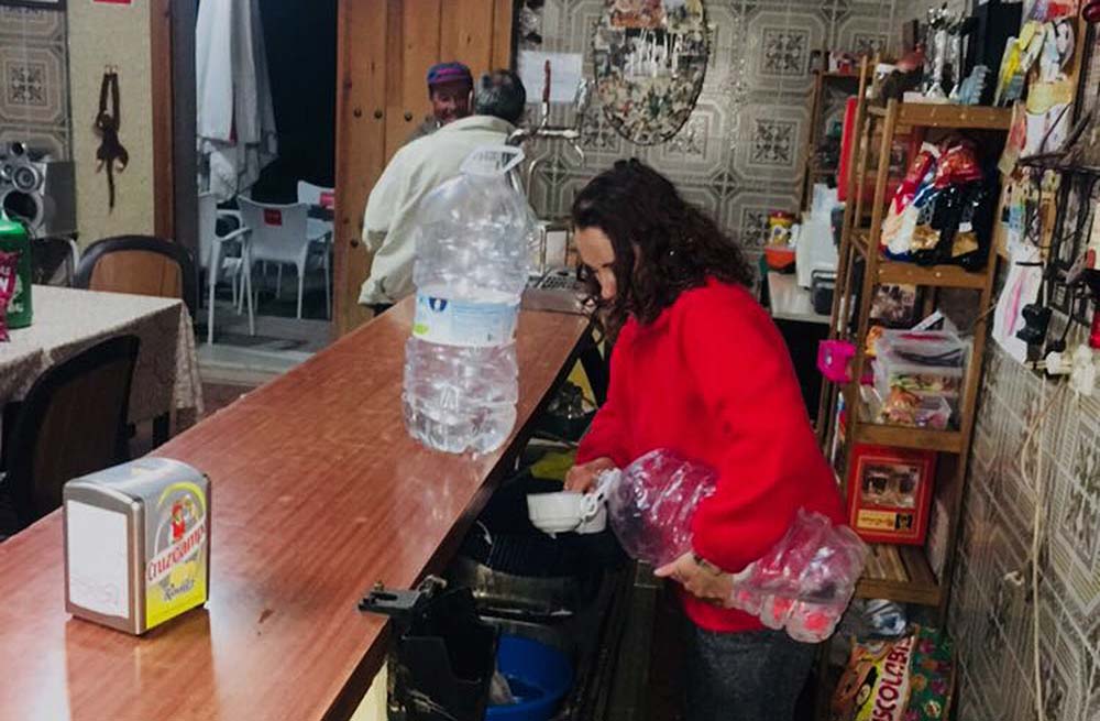 Los vecinos y el bar de la pedanía se están abasteciendo con garrafas de agua.