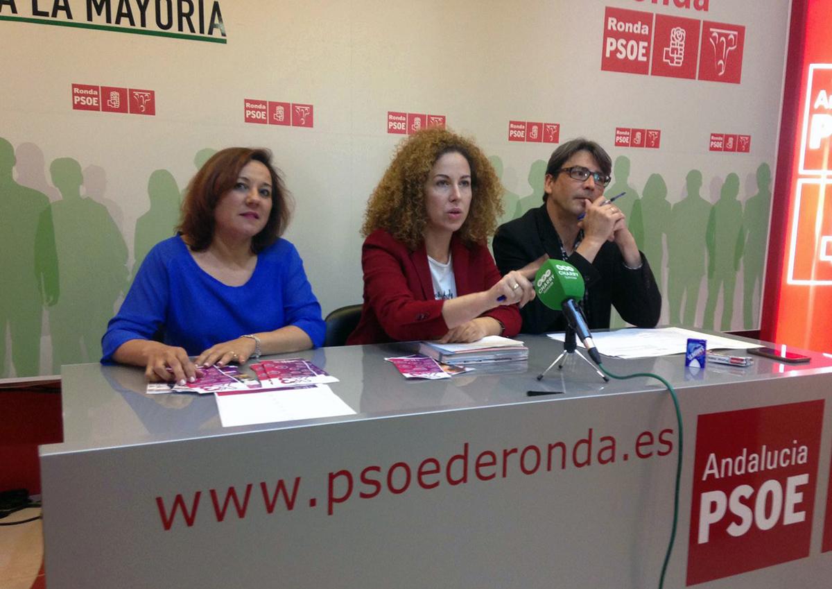 Los dos diputados provinciales socialistas y la responsable de economía del PSOE de Ronda.