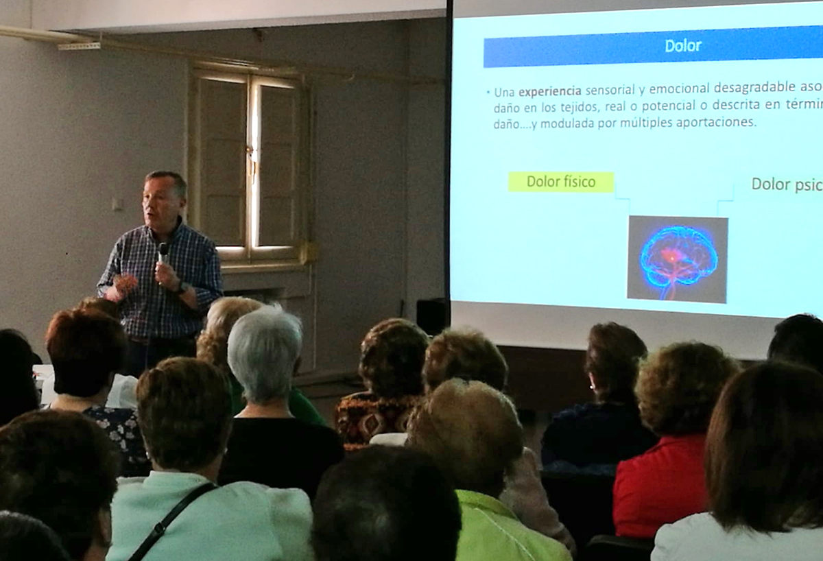 Un momento de la charla sobre el dolor ofrecida por el doctor Joaquín Morales.