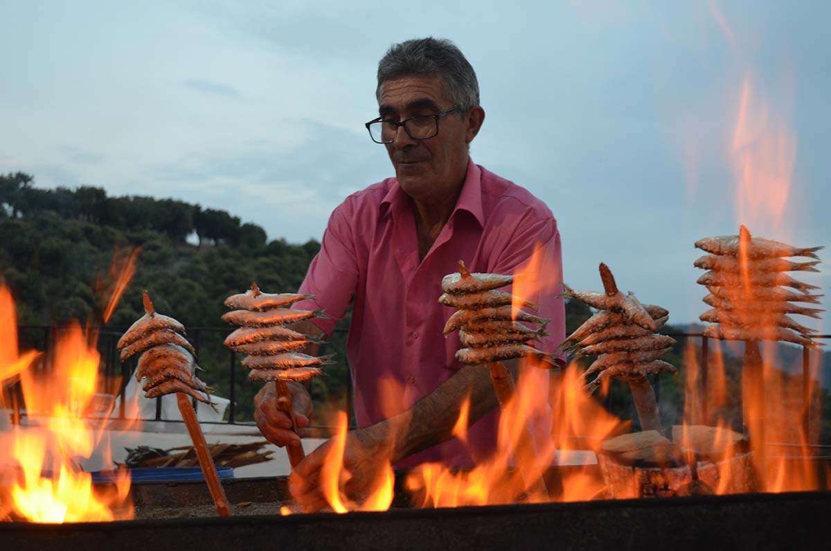 La espetá de sardinas será uno de los momentos especiales de la noche de San Juan.
