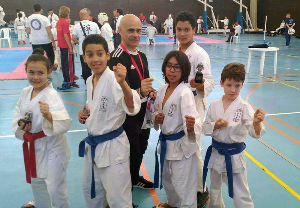 Los cinco karatecas rondeños junto a su preparador en Nerja.