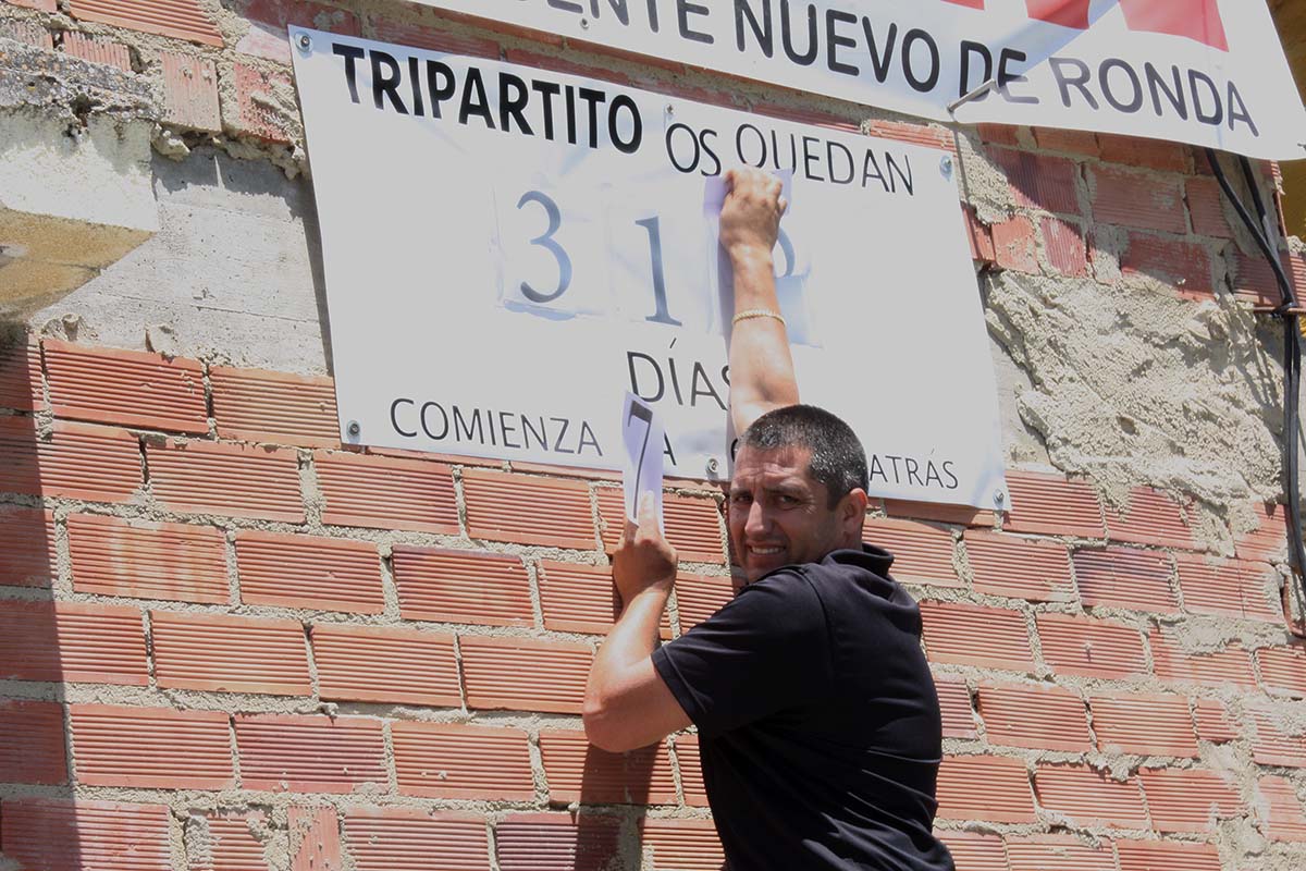 El rondeño José Antonio González cambiando el cartel con el número de días que le quedan al Tripartito.