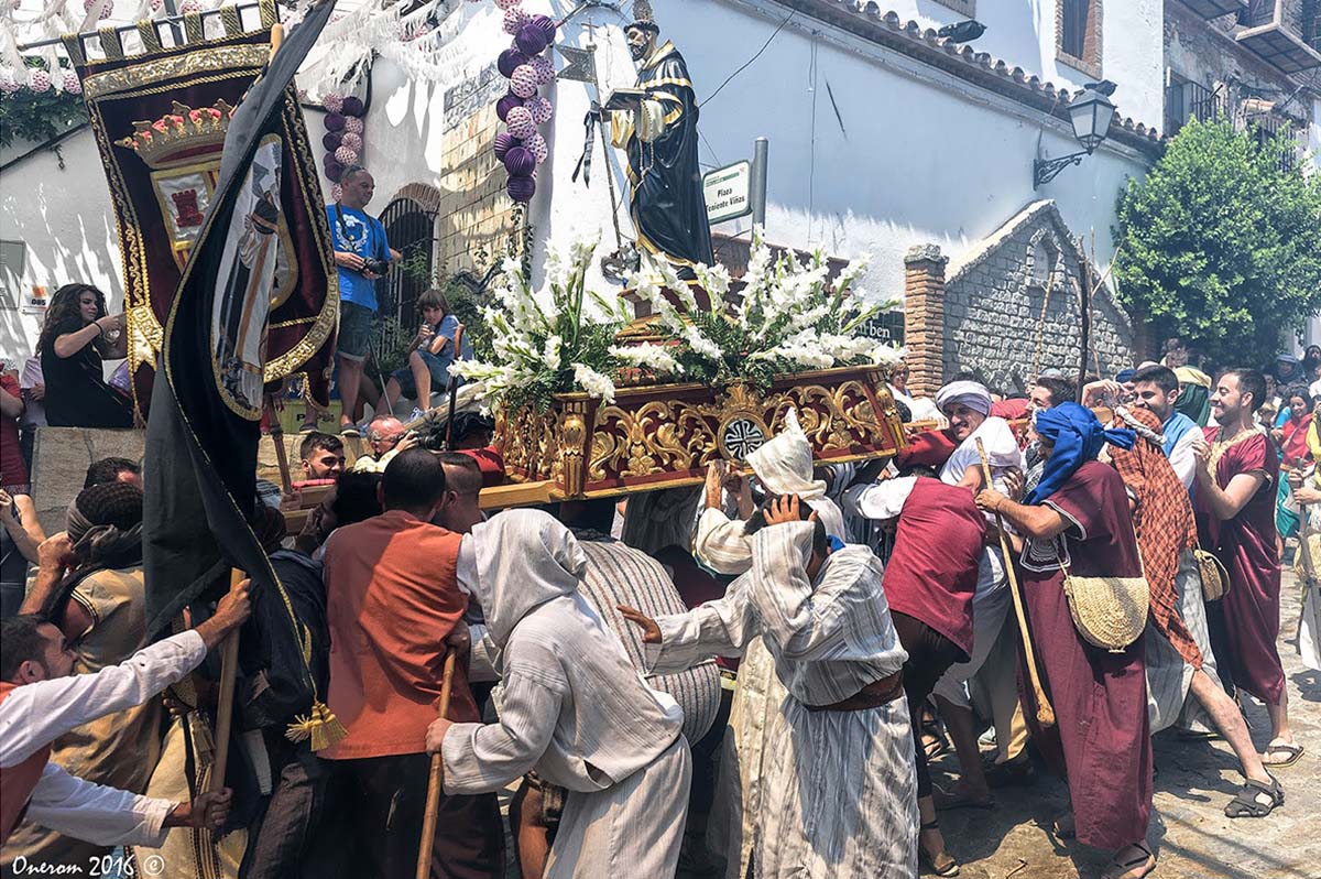 Momento de las batallas entre Moros y Cristianos en el municipio de Benalauría. Foto Onerom.