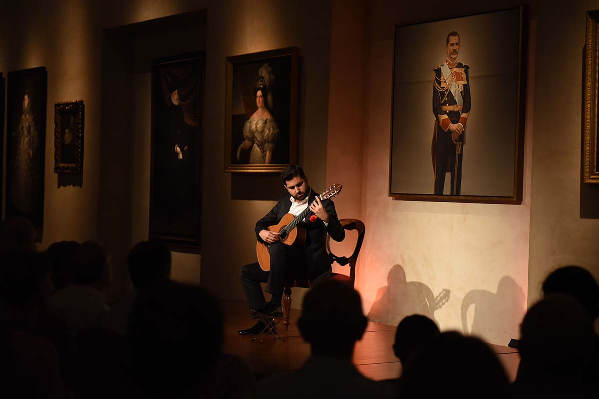 Un momento de la actuación de Rafael Aguirre en la Biblioteca de la Maestranza se Ronda. Foto RMR-Juan Jesús Pan.